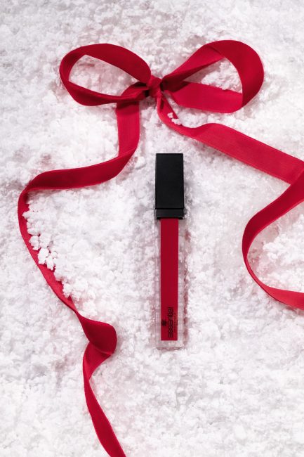 Mauro Lorenzo Fashion Editorial Photographer Advertising Paris France Roma Retouch Management Beauty Clean Essential make-up post-production snow dubai luxury gold christmas lips holidays Portrait white