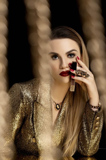 Mauro Lorenzo Fashion Editorial Photographer Advertising Paris France Roma Retouch Management Beauty Clean Essential make-up post-production snow dubai luxury gold christmas lips holidays Portrait white