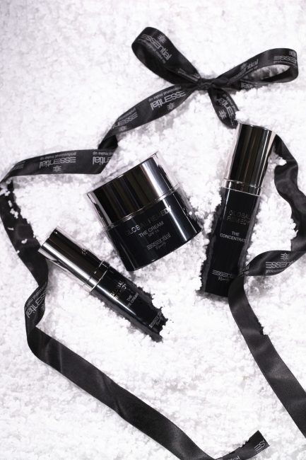 Mauro Lorenzo Fashion Editorial Photographer Advertising Paris France Roma Retouch Management Beauty Clean Essential make-up post-production snow dubai luxury gold christmas lips holidays Portrait white