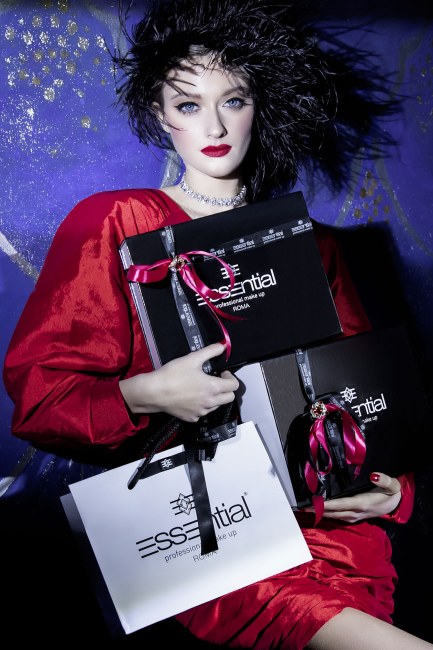 Mauro Lorenzo Fashion Photographer Advertising Campaign essential professional make-up minimal geometric graphic christmas texture cosmesi blue minimalism Moodboard lip stick gift artDirector luxury natale packages shoes