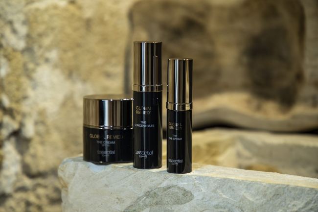 Mauro Lorenzo Fashion Photographer Advertising Campaign essential professional make-up minimal product geometric graphic young texture cosmesi minimal minimalism Moodboard roma lip stick artDirector luxury roma riad wather