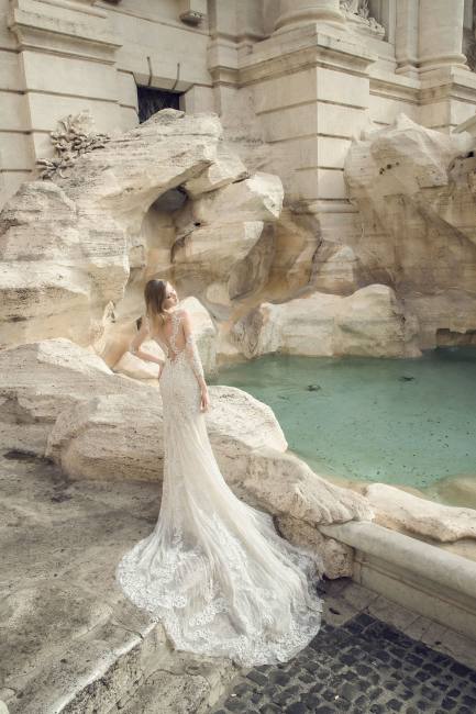 Mauro Lorenzo Fashion Photographer Advertising Campaign roma rome bridal altamoda handmade carrabs piazza spagna fontana trevi Whitedress Moodboard designer luxury sposa artDirector woman pregiato strascico popolo fountain