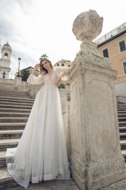 Mauro Lorenzo Fashion Photographer Advertising Campaign roma rome bridal altamoda handmade carrabs piazza spagna fontana trevi Whitedress Moodboard designer luxury sposa artDirector woman pregiato strascico popolo fountain