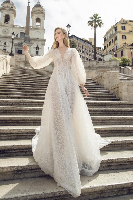 Mauro Lorenzo Fashion Photographer Advertising Campaign roma rome bridal altamoda handmade carrabs piazza spagna fontana trevi Whitedress Moodboard designer luxury sposa artDirector woman pregiato strascico popolo fountain