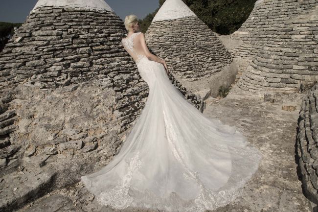 Mauro Lorenzo Fashion Photographer Advertising Campaign studio bridal altamoda handmade diamond cavallo black horse Whitedress Moodboard bridaldesigner luxury sposa artDirector woman pizzo coda duomo lecce puglia