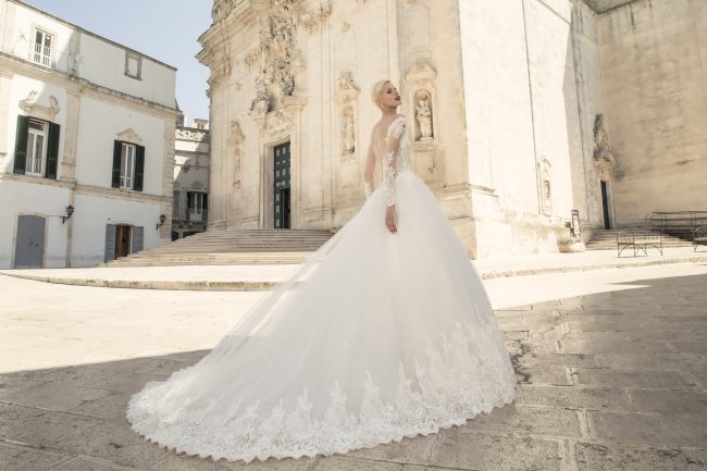 Mauro Lorenzo Fashion Photographer Advertising Campaign studio bridal altamoda handmade diamond cavallo black horse Whitedress Moodboard bridaldesigner luxury sposa artDirector woman pizzo coda duomo lecce puglia