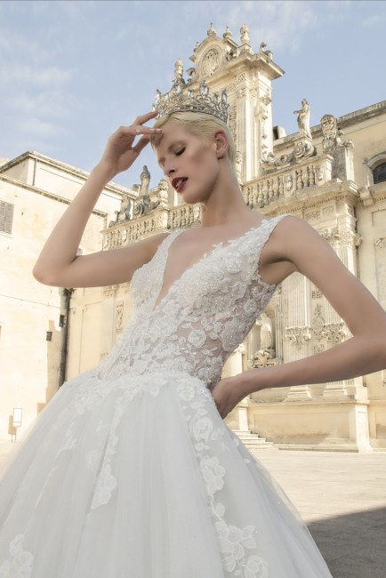 Mauro Lorenzo Fashion Photographer Advertising Campaign studio bridal altamoda handmade diamond cavallo black horse Whitedress Moodboard bridaldesigner luxury sposa artDirector woman pizzo coda duomo lecce puglia-2136 copia