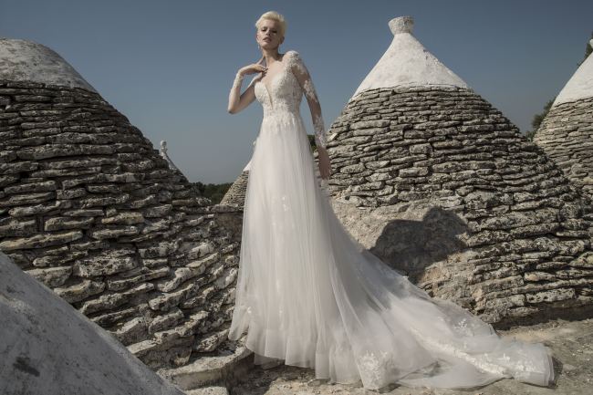 Mauro Lorenzo Fashion Photographer Advertising Campaign studio bridal altamoda handmade diamond cavallo black horse Whitedress Moodboard bridaldesigner luxury sposa artDirector woman pizzo coda duomo lecce puglia