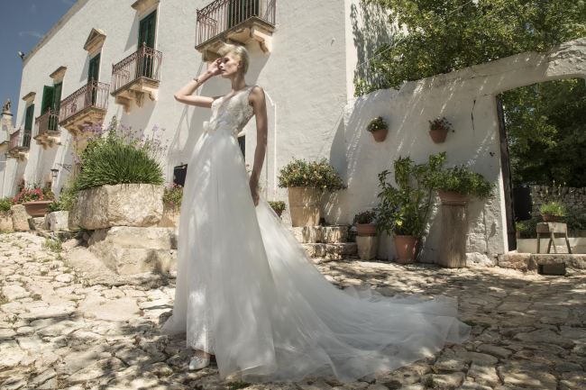 Mauro Lorenzo Fashion Photographer Advertising Campaign studio bridal altamoda handmade diamond cavallo black horse Whitedress Moodboard bridaldesigner luxury sposa artDirector woman pizzo coda duomo lecce puglia