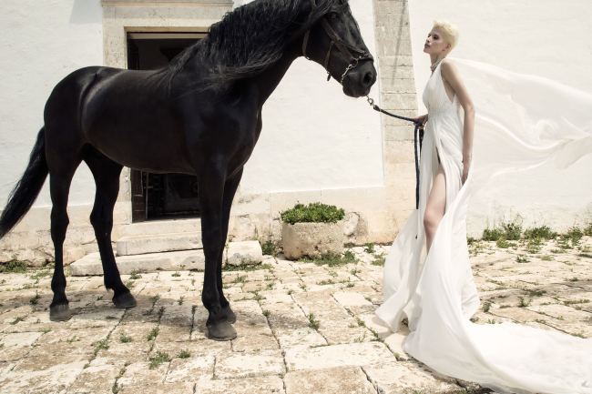 Mauro Lorenzo Fashion Photographer Advertising Campaign studio bridal altamoda handmade diamond cavallo black horse Whitedress Moodboard bridaldesigner luxury sposa artDirector woman pizzo coda duomo lecce puglia-2136 copia