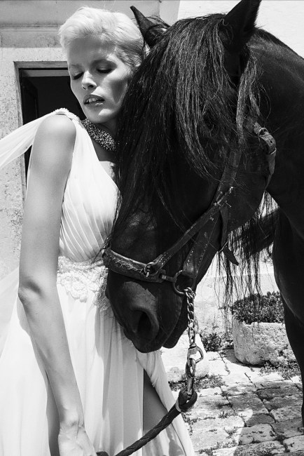 Mauro Lorenzo Fashion Photographer Advertising Campaign studio bridal altamoda handmade diamond cavallo black horse Whitedress Moodboard bridaldesigner luxury sposa artDirector woman pizzo coda duomo lecce puglia-2136 copia