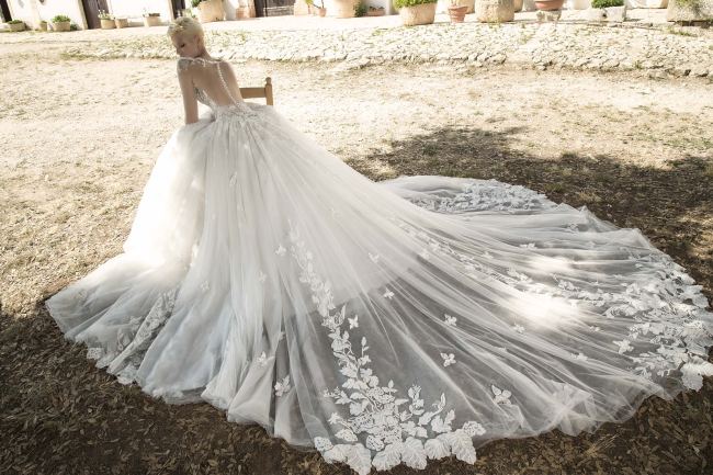 Mauro Lorenzo Fashion Photographer Advertising Campaign studio bridal altamoda handmade diamond cavallo black horse Whitedress Moodboard bridaldesigner luxury sposa artDirector woman pizzo coda duomo lecce puglia