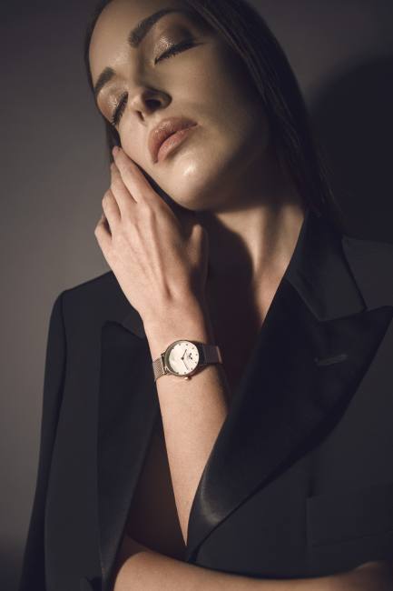 Mauro Lorenzo Fashion Photographer Advertising Campaign studio watch orologi madeinitaly handmade gioielli chrono classic Colours Moodboard Boutique Inspiration artDirector jewelry studio light gold silver blue leather