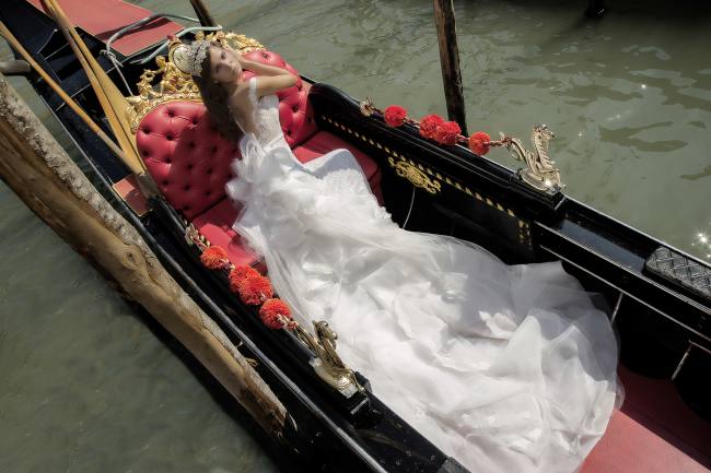 Mauro Lorenzo Fashion Editorial Fashion Photographer Bridal Alta Moda Magazine Agency Management Wedding Venezia Venice Gondola Shooting Top Brands Italian Photographer Inspiration Haute Couture 