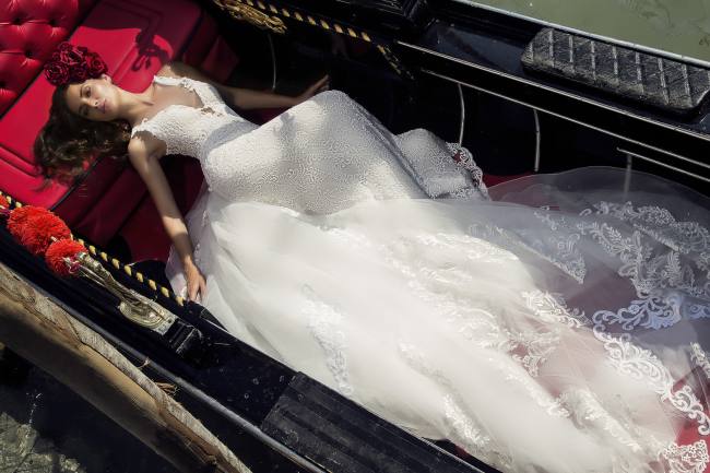 Mauro Lorenzo Fashion Editorial Fashion Photographer Bridal Alta Moda Magazine Agency Management Wedding Venezia Venice Gondola Shooting Top Brands Italian Photographer Inspiration Haute Couture 