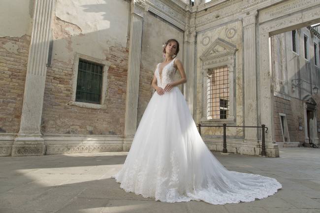 Mauro Lorenzo Fashion Editorial Fashion Photographer Bridal Alta Moda Magazine Agency Management Wedding Venezia Venice Gondola Shooting Top Brands Italian Photographer Inspiration Haute Couture 