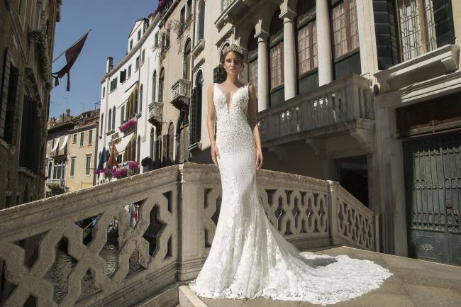 Mauro Lorenzo Fashion Editorial Fashion Photographer Bridal Alta Moda Magazine Agency Management Wedding Venezia Venice Gondola Shooting Top Brands Italian Photographer Inspiration Haute Couture 