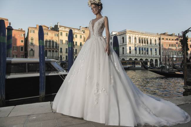 Mauro Lorenzo Fashion Editorial Fashion Photographer Bridal Alta Moda Magazine Agency Management Wedding Venezia Venice Gondola Shooting Top Brands Italian Photographer Inspiration Haute Couture 