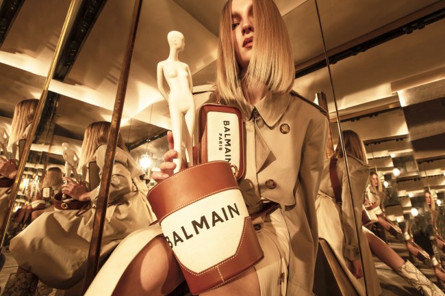 Mauro Lorenzo Fashion Editorial Photographer L'Officiel  Austria ToryBurch Burberry Balmain Inspiration Moodboard Moschino AlexandreVauthier Offwhite RedValentino Pretaporter HauteCouture Reflection Mirror RickOwens